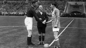 1927:  Cardiff City captain, Fred Keenor (right), shakes hands with the Arsenal captain before the kick off of the 1927 FA Cup final at Wembley stadium, London. Cardiff City won the cup with a 1-0 victory and the trophy left English soil for the first time since the inception of the competition.  (Photo by H. F. Davis/Topical Press Agency/Getty Images)